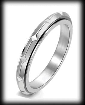 3 mm. Mönstrad spinner ring i rostfritt stål.