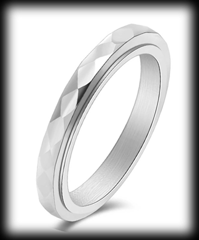 3 mm. Fasettslipad spinner ring i rostfritt stål..