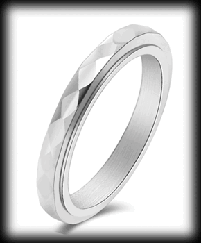 3 mm. Fasettslipad spinner ring i rostfritt stål..