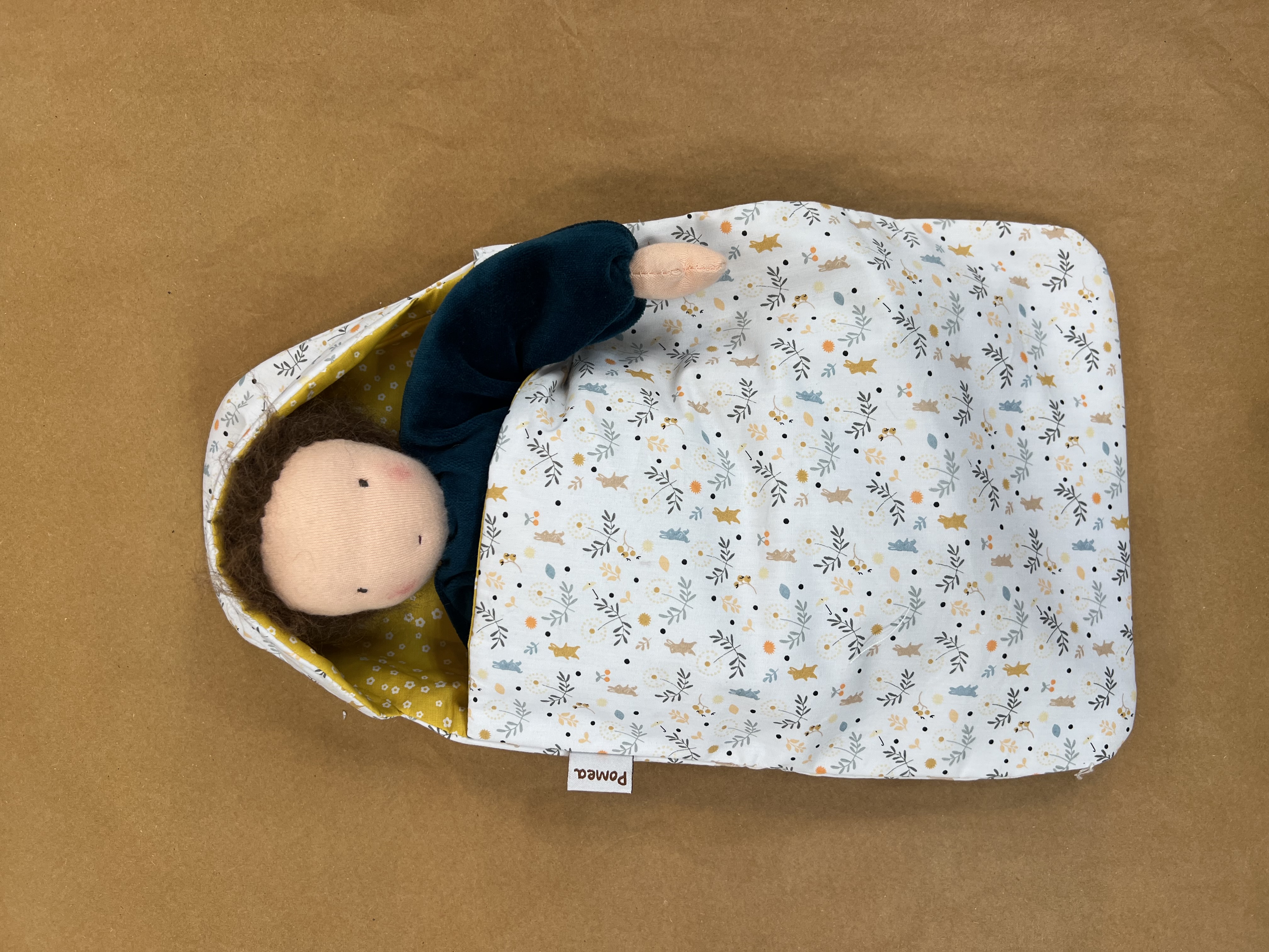 Åkpåse till dockan Doll Sleep Sack - Rabbits  från Pomeo for Djeco - gult foder - 4