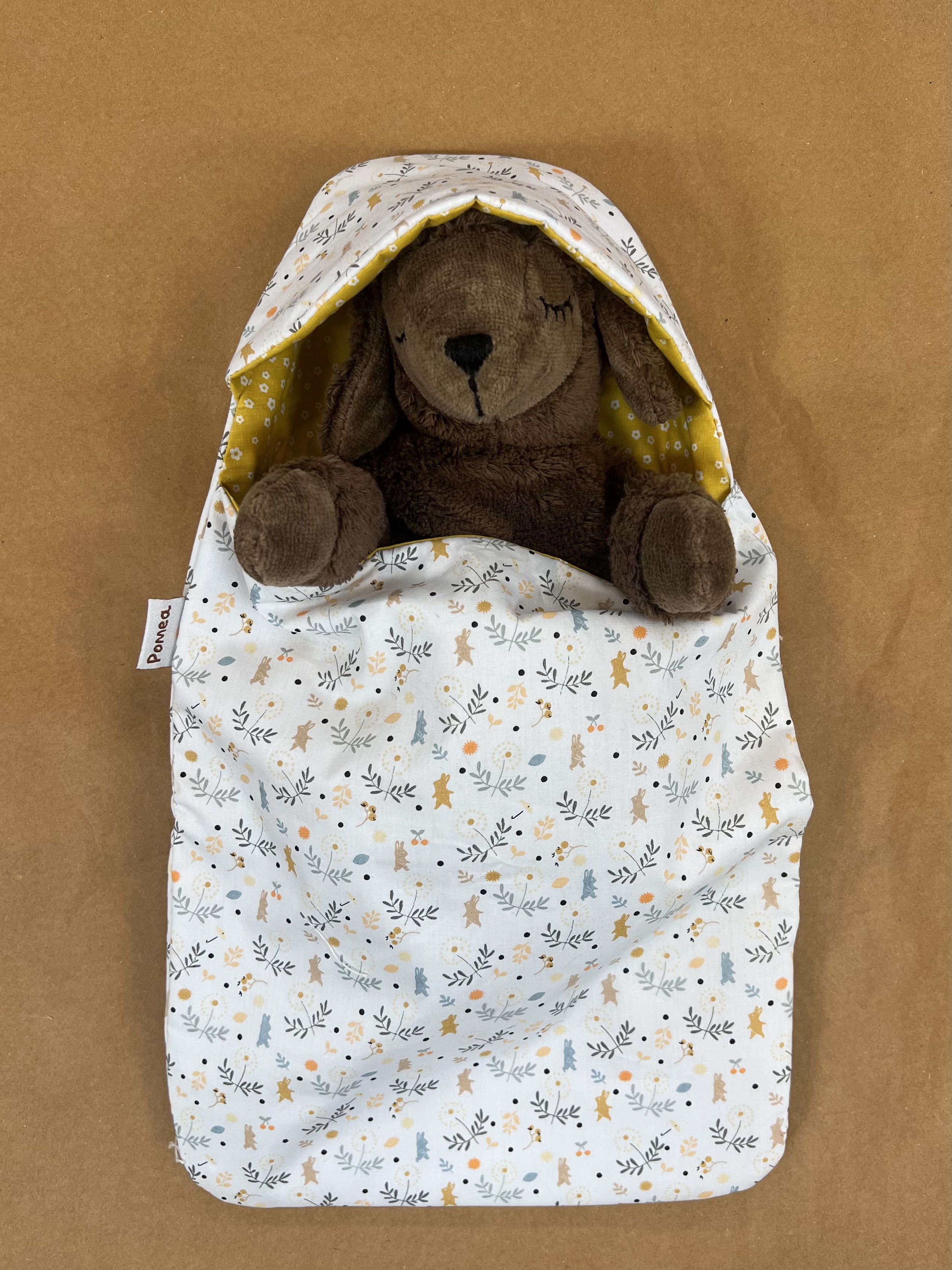 Åkpåse till dockan Doll Sleep Sack - Rabbits  från Pomeo for Djeco - gult foder - 3