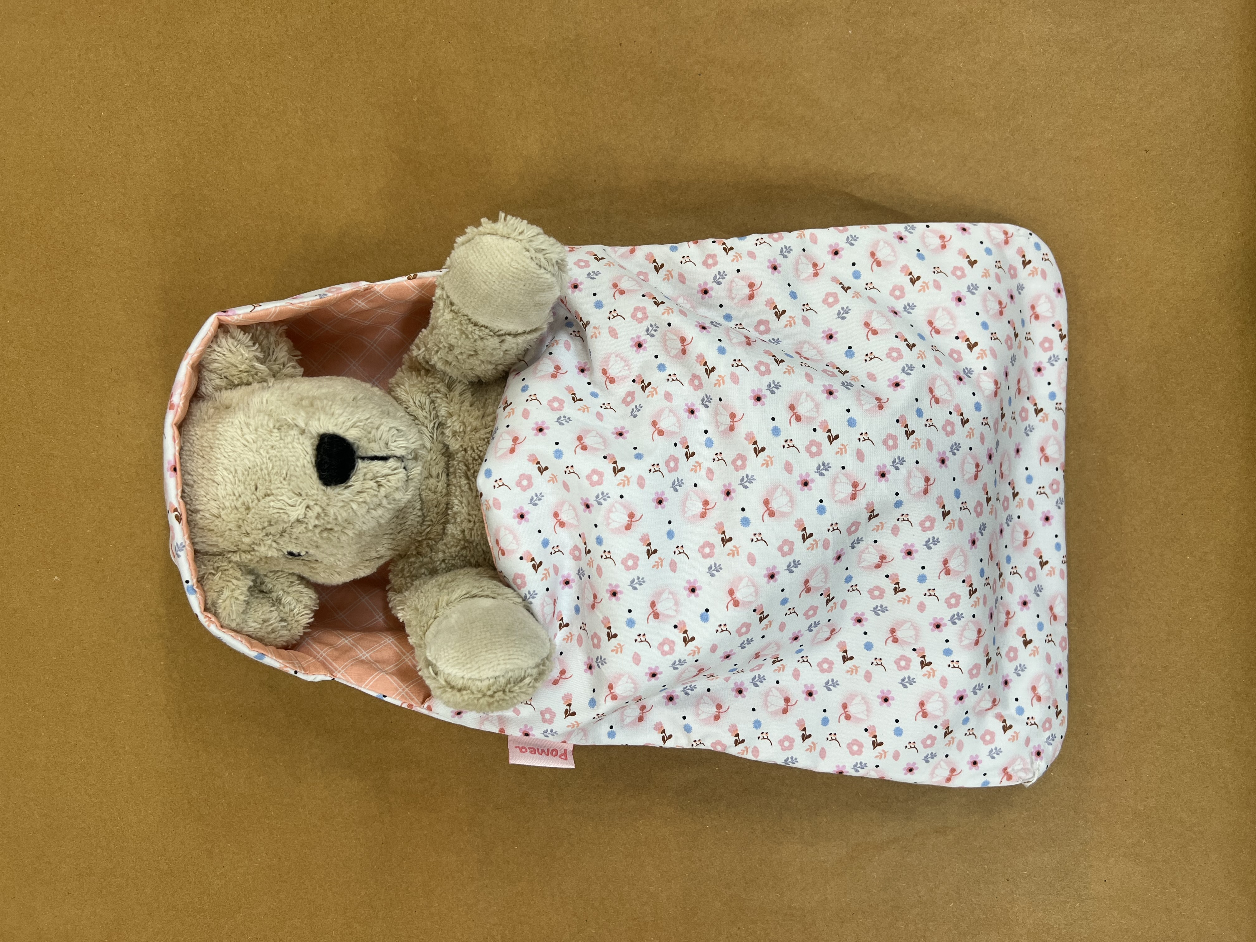 Åkpåse till dockan Doll Sleep Sack - Flowers från Pomeo for Djeco - rosa foder - 3