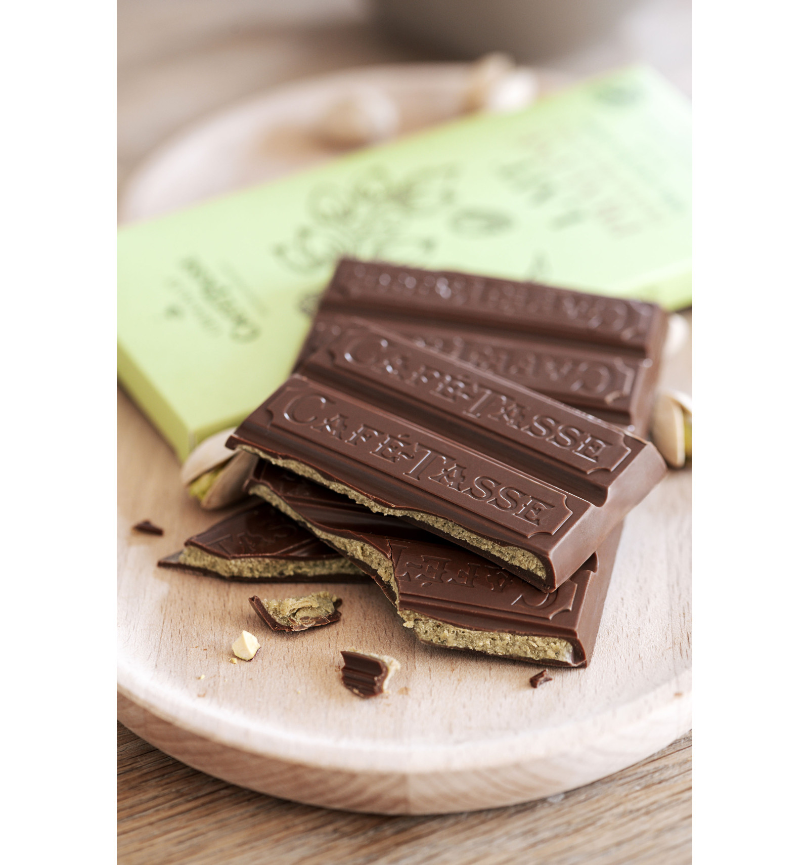 Ljus choklad med fyllning av pistage, puffat ris och havssalt (praliné) 95g