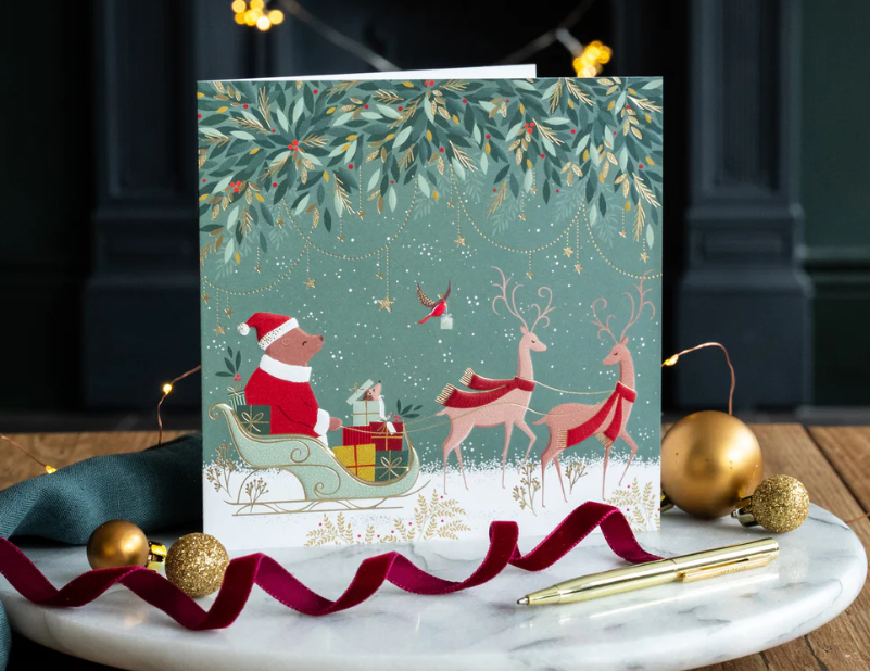 Sara Miller : Woodland Tales Christmas Bear & Sleigh  - Guldfärgad ask med 8 kort och kuvert - 3