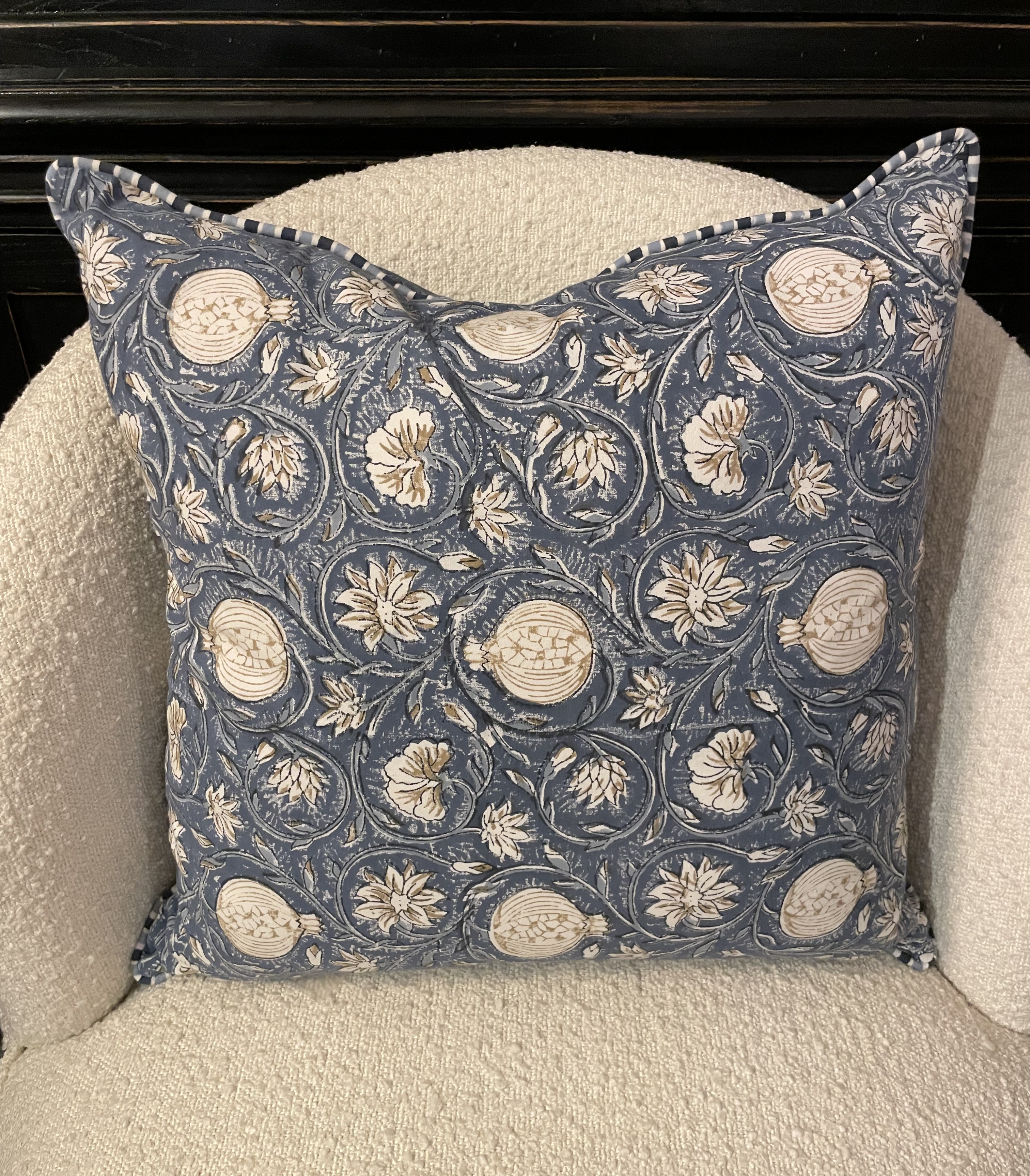 Cushion w. piping - Tangier Pomegranate - Blue