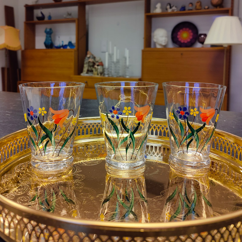Glas med handmålad dekor