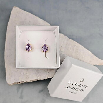 Caroline Svedbom Petite Drop örstickare violet guld 