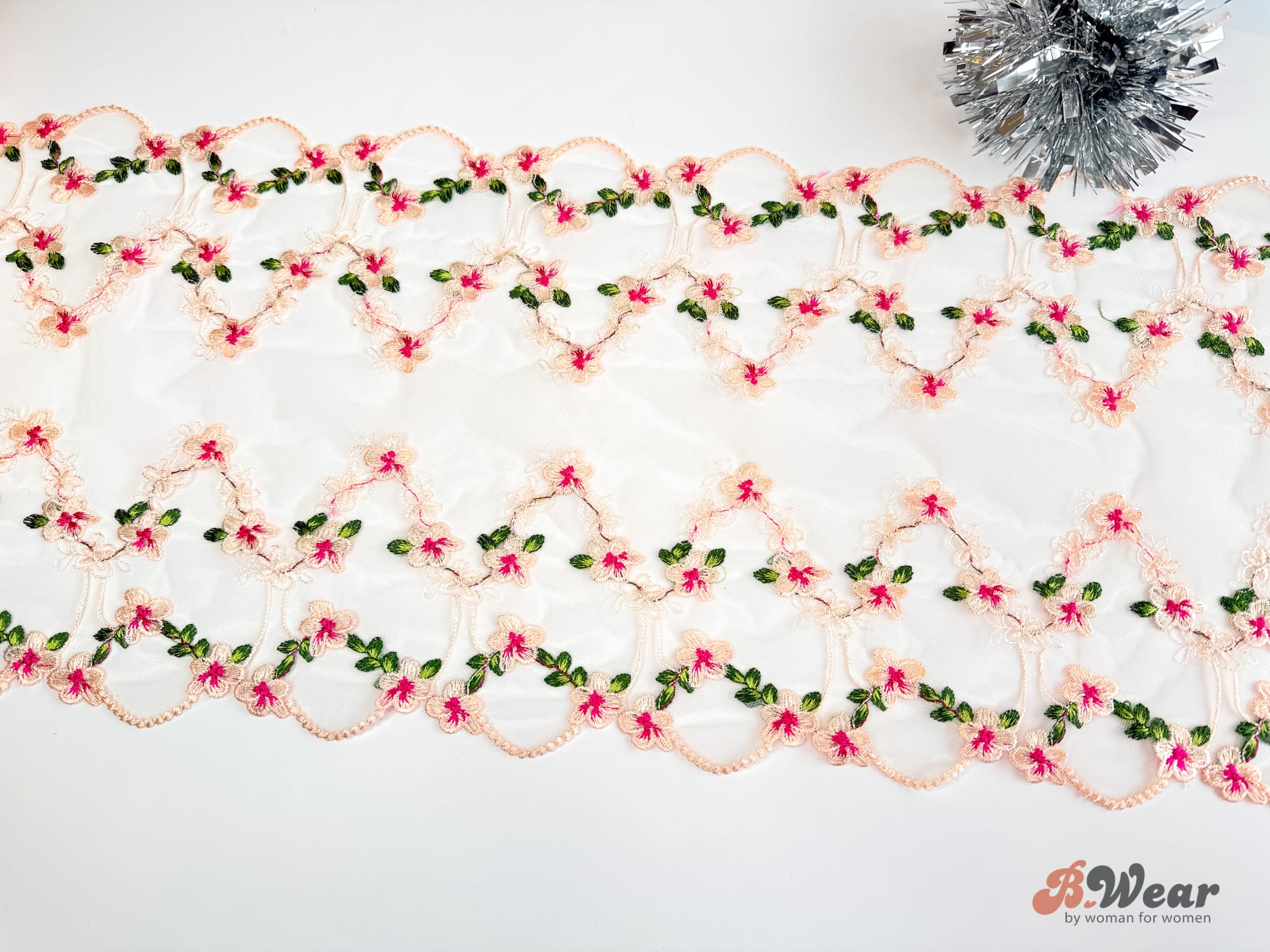 Stum spets i vitt med blommor i offwhite och fuchsia - 25 cm