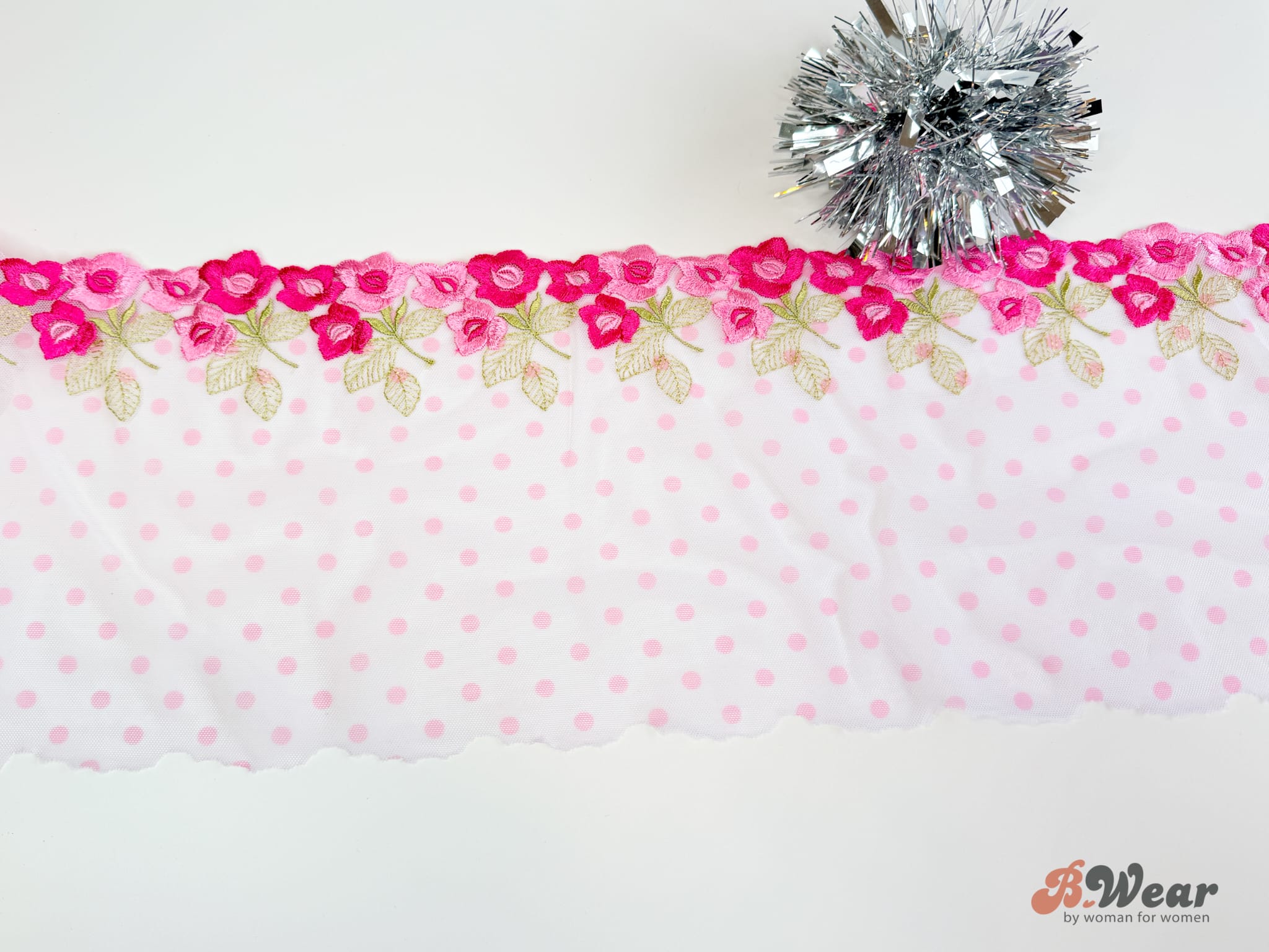 Non-stretch lace in white with pink dots and flowers - 21 cm
