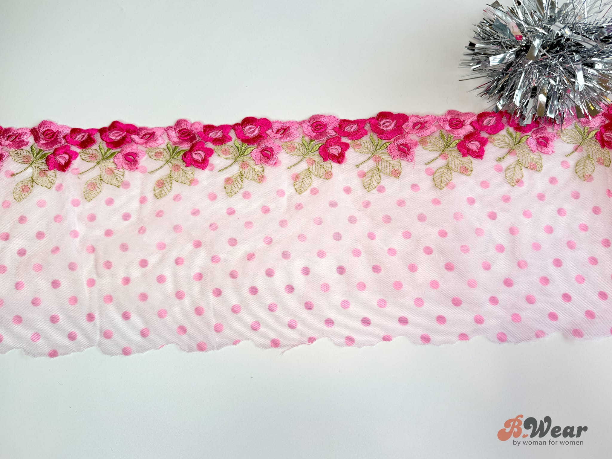 Stum spets i ljusrosa med rosa prickar och blommor - 21 cm