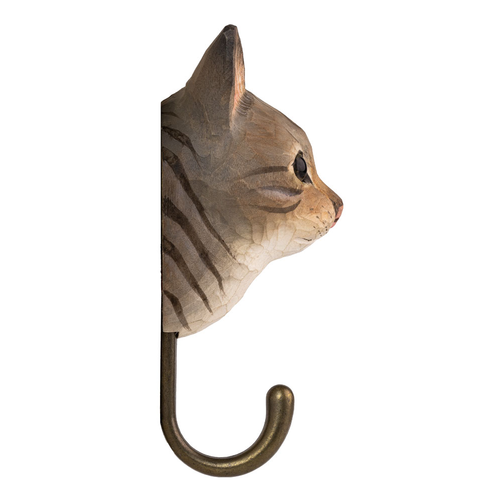 Krok Grå Bondkatt sedd från sidan, med de handmålade ränderna och den karaktäristiska profilformen.