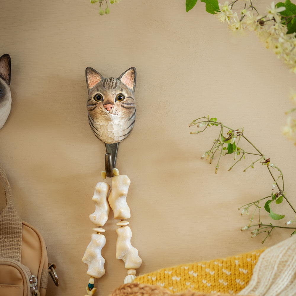 Patère Chat gris domestique en mise en scène intérieure, fixée au mur et mettant en valeur son design sculpté à la main.