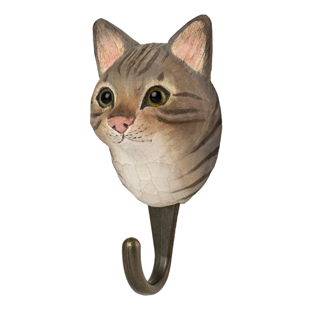 Patère Chat gris domestique en vue oblique, montrant ses rayures nettes et sa forme sculptée à la main.
