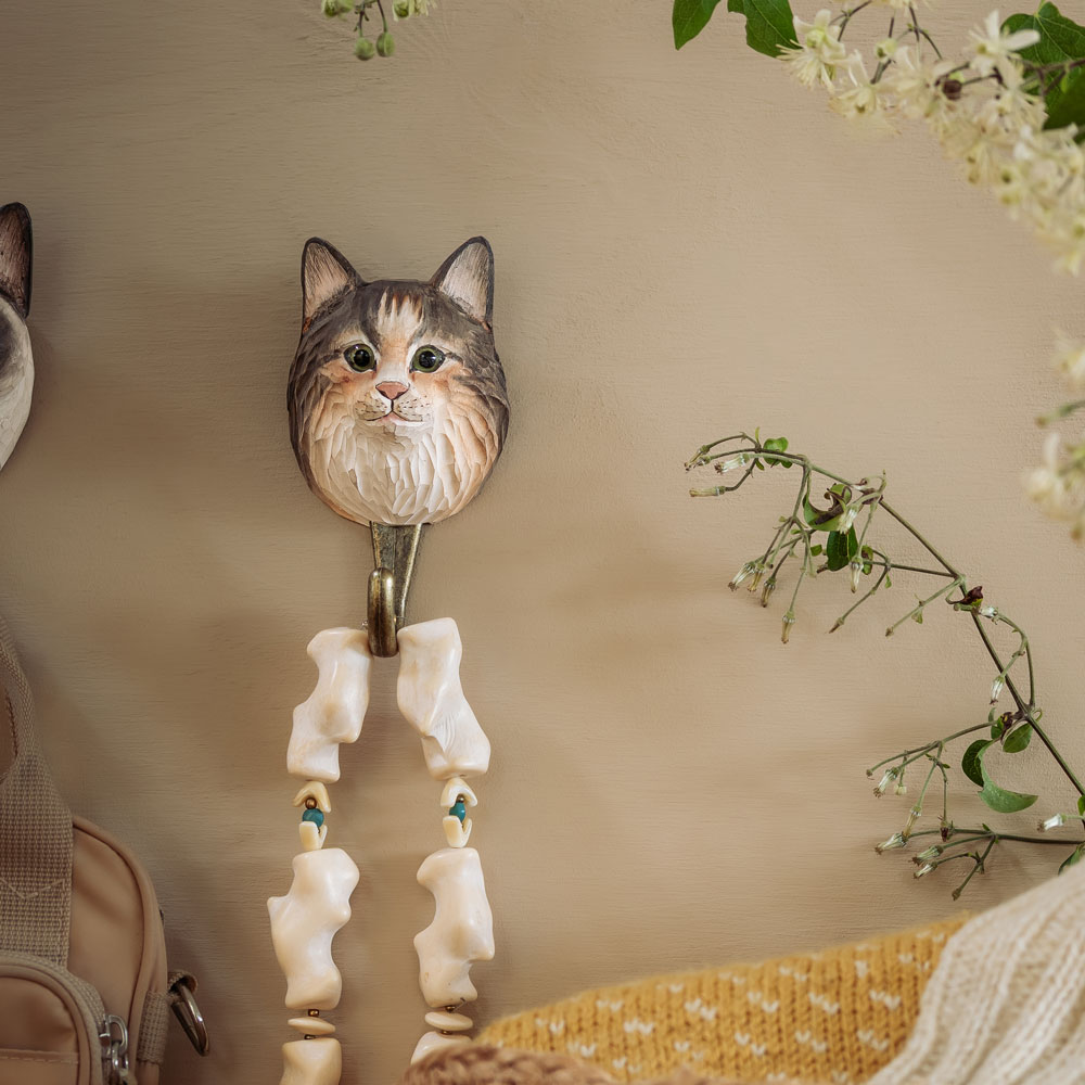 DecoBird Chat norvégien présenté en mise en scène, avec sa fourrure abondante et ses teintes douces apportant une atmosphère chaleureuse.