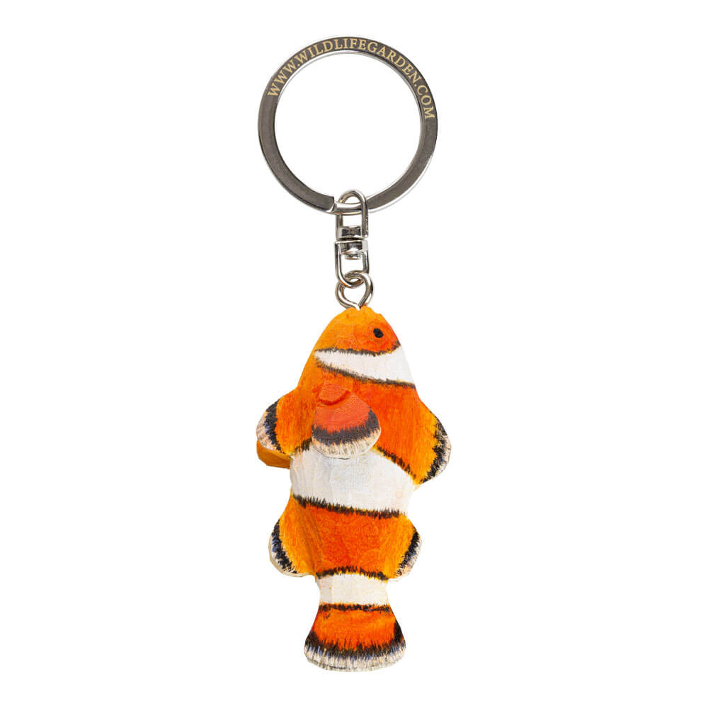 Porte-clés Poisson-clown avec une figurine sculptée à la main dans des tons orange et blanc sur fond blanc.