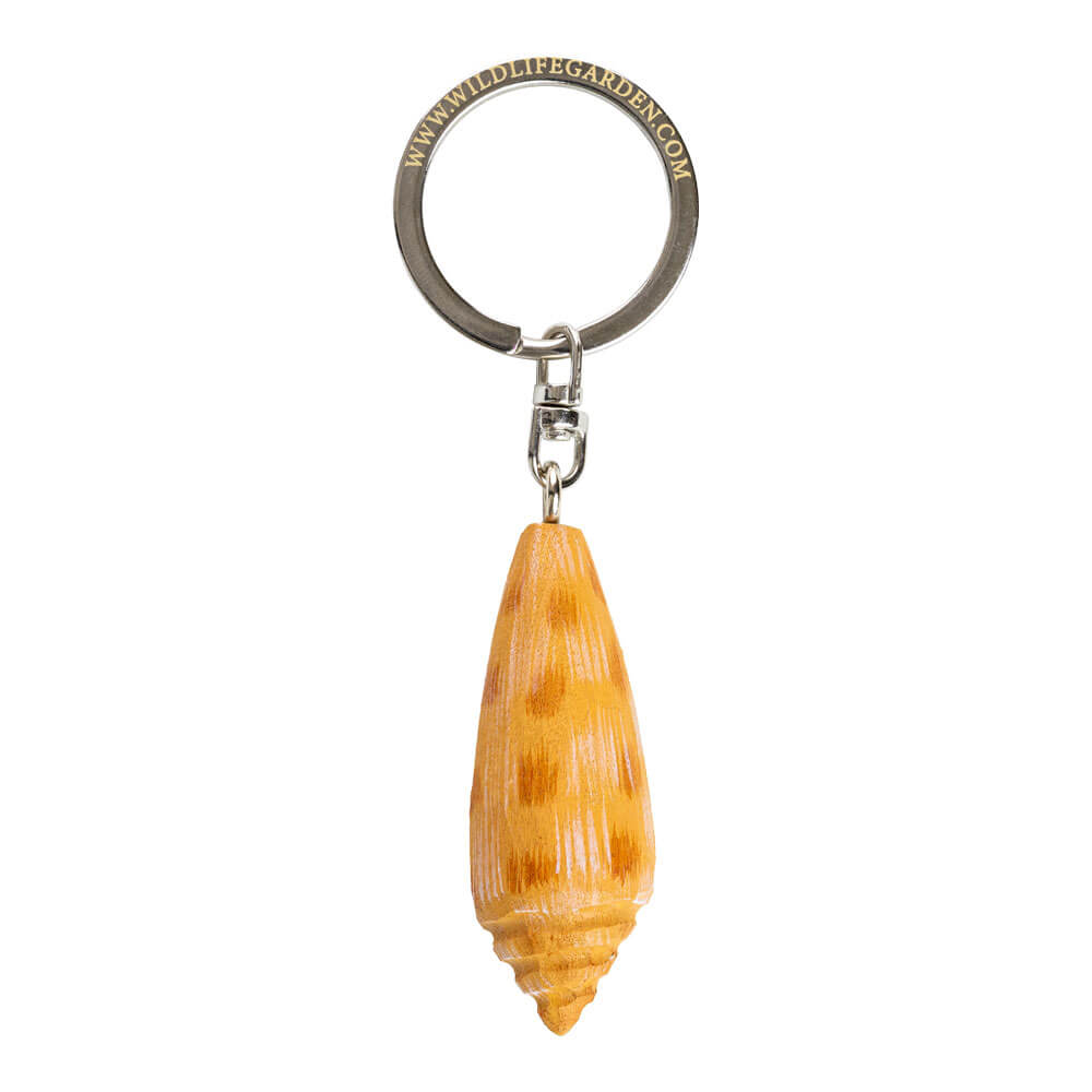 Porte-clés Pétoncle vu de dessus avec une coquille sculptée à la main sur fond blanc.