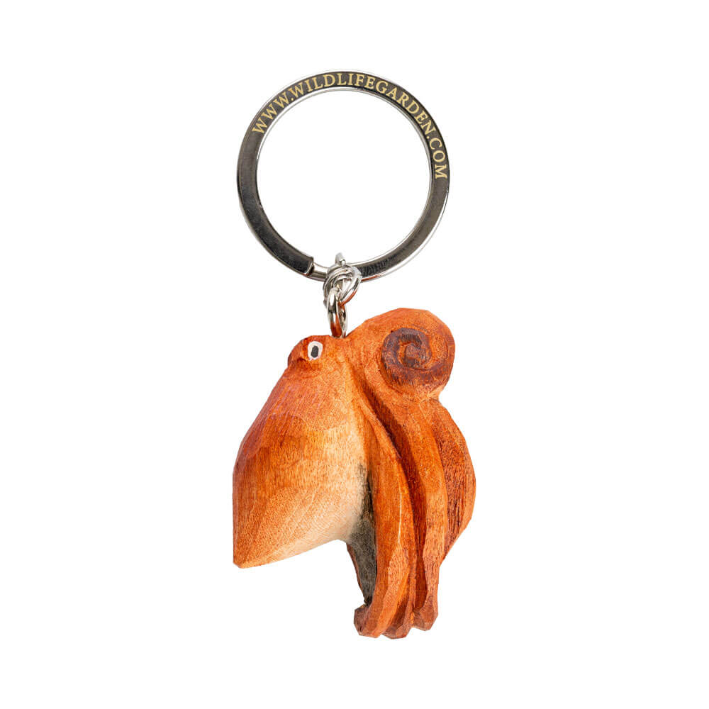 Porte-clés Poulpe vu de côté avec une figurine de poulpe sculptée à la main sur fond blanc.