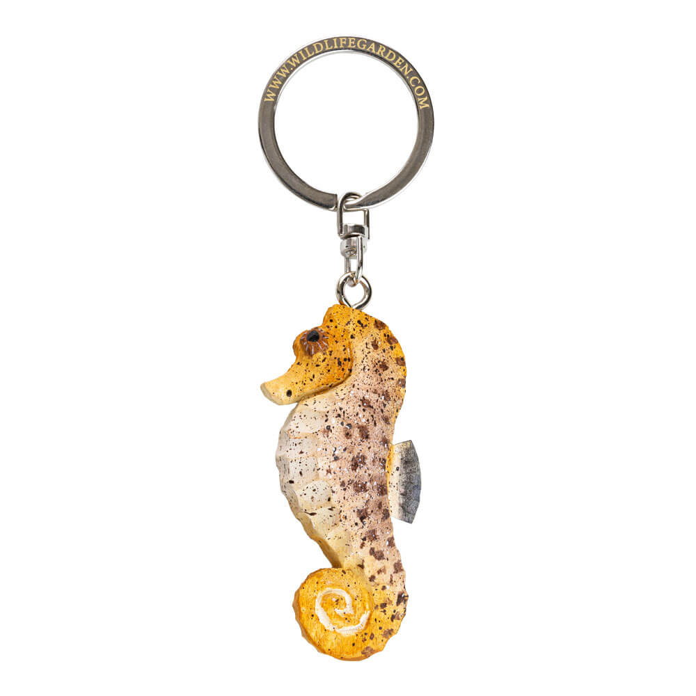 Porte-clés Hippocampe avec une hippocampe sculptée à la main dans des tons jaunes et bruns sur fond blanc.