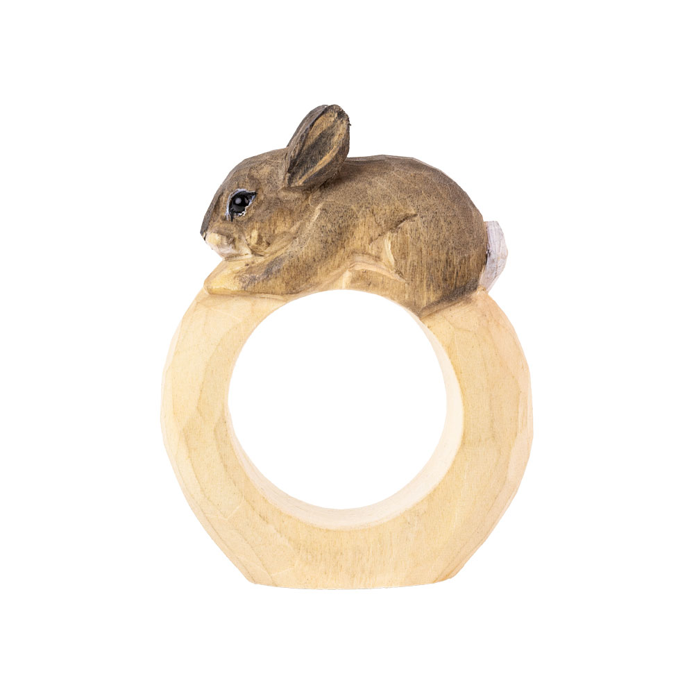 Rond de serviette – Lapin Mini en vue latérale, avec le lapin reposant sur l’anneau en bois lisse.