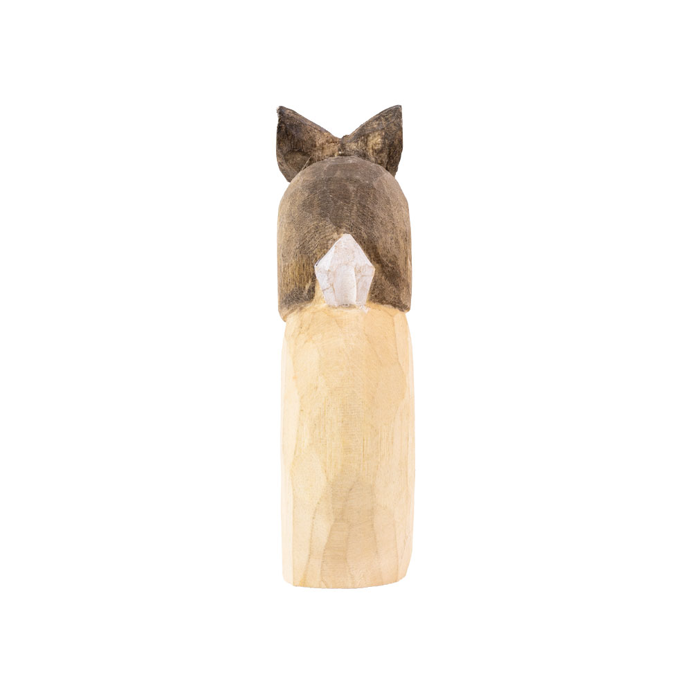 Rond de serviette – Lapin Mini vu de dos, avec le lapin appuyé contre l’anneau sculpté.