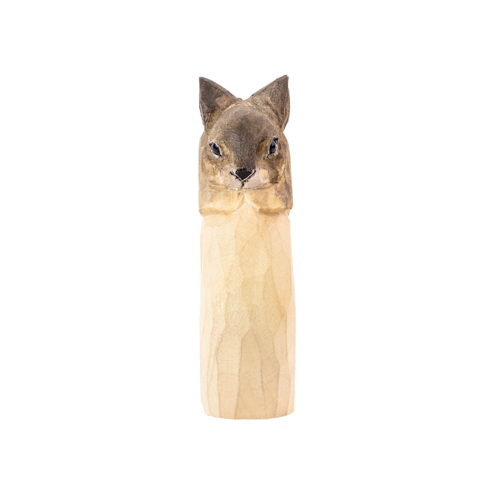 Rond de serviette – Lapin Mini vu de face, avec le lapin regardant par-dessus le bord de l’anneau en bois clair.