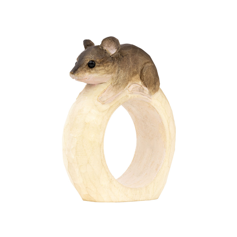 Rond de serviette – Souris Mini vu en angle, avec la souris posée sur l’anneau en bois arrondi.
