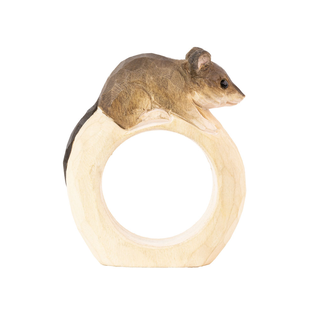 Rond de serviette – Souris Mini en vue latérale, avec la souris posée sur l’anneau en bois lisse.