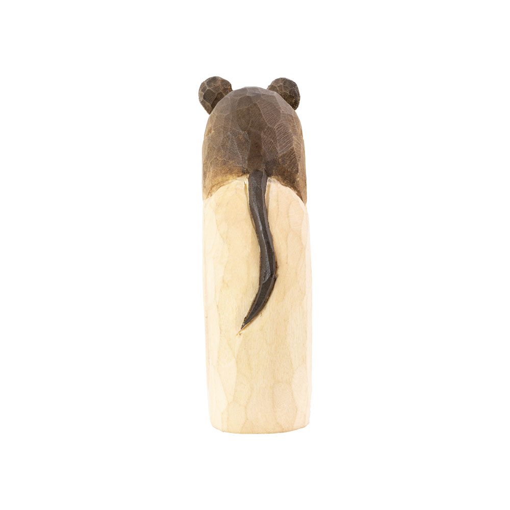 Rond de serviette – Souris Mini vu de dos, avec la queue de la souris tombant le long de l’anneau sculpté.
