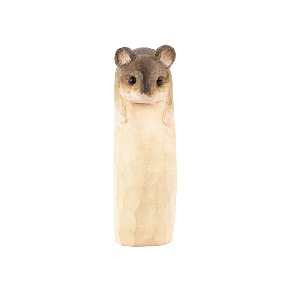 Rond de serviette – Souris Mini vu de face, avec la souris regardant par-dessus le bord de l’anneau sculpté.