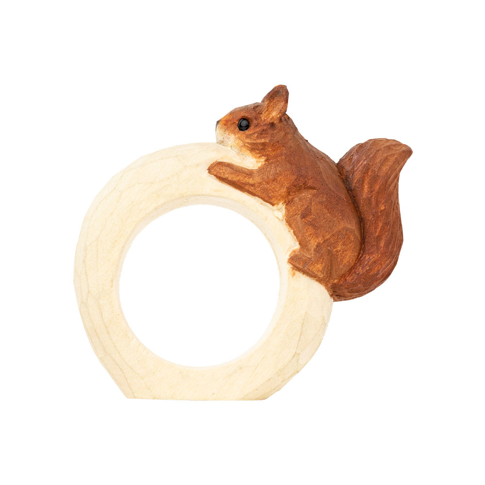 Rond de serviette – Écureuil Mini en vue latérale, avec l’écureuil accroché à l’anneau en bois lisse.