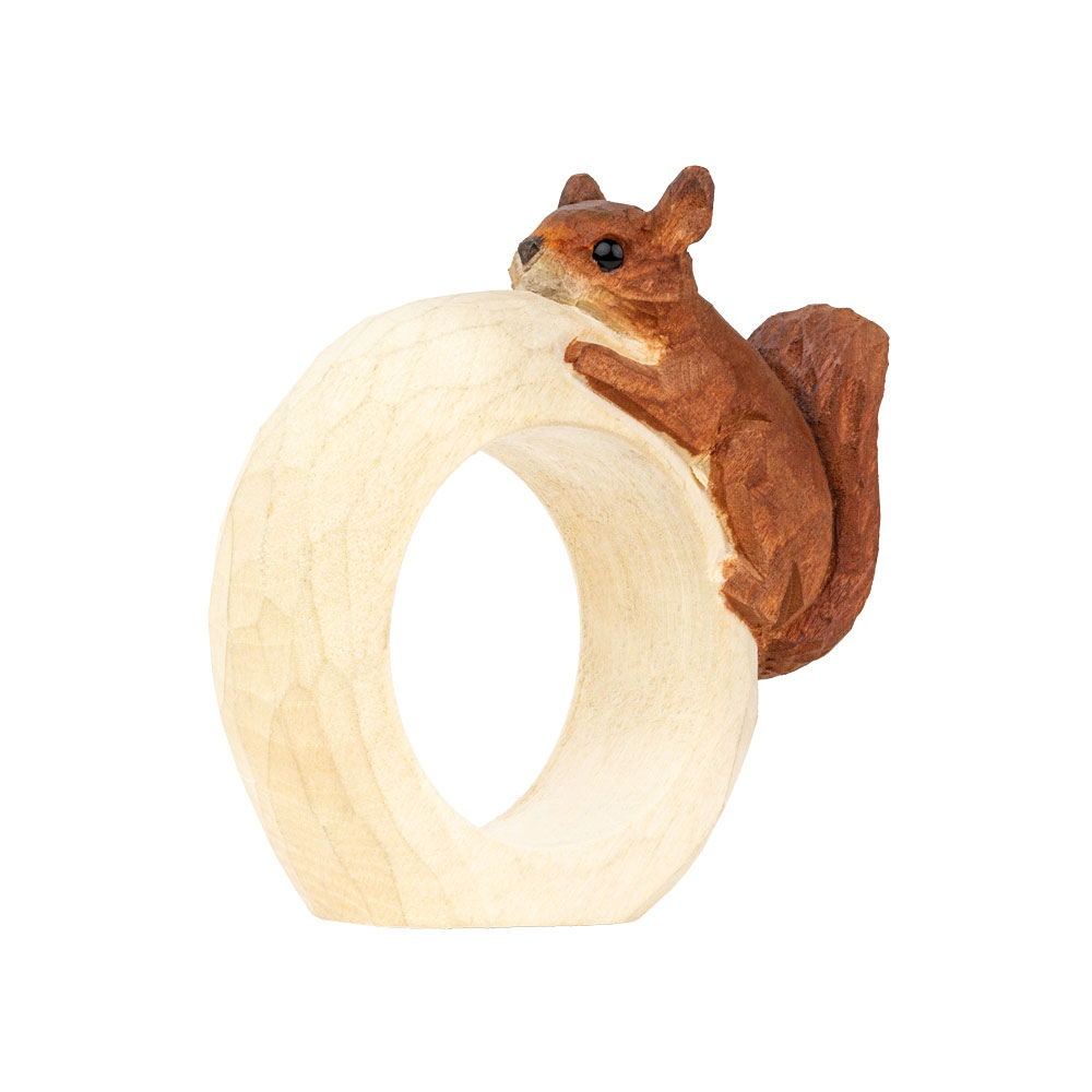 Rond de serviette – Écureuil Mini vu en angle, avec l’écureuil posé sur l’anneau en bois clair.
