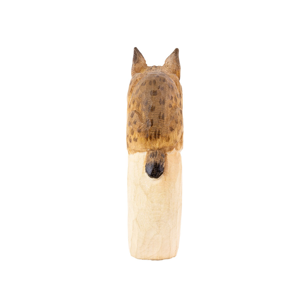 Rond de serviette – Lynx Mini vu de dos, avec les oreilles et la queue du lynx visibles contre l’anneau en bois clair.