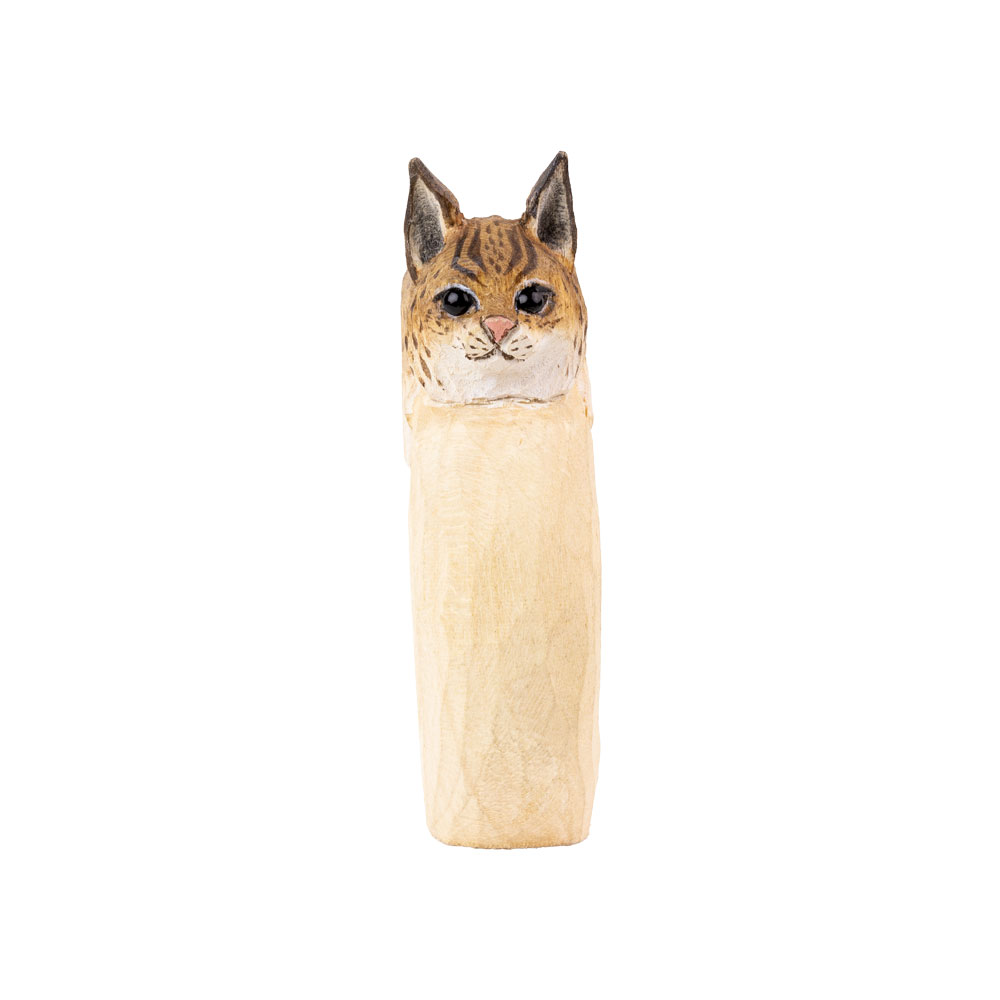 Rond de serviette – Lynx Mini vu de face, avec le lynx regardant par-dessus le bord de l’anneau sculpté.