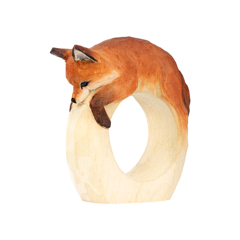 Rond de serviette – Renard Mini vu en angle, avec le renard posé sur l’anneau en bois clair.