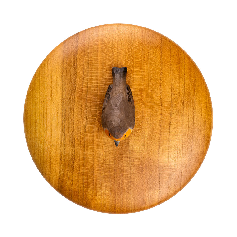 Kästchen Rotkehlchen aus der Vogelperspektive, mit dem handgeschnitzten Rotkehlchen mittig auf dem runden Kirschholzdeckel.