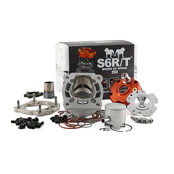 Stage6 R/T 70cc Zylindersatz Derbi Euro 3 / Euro 4 (D50B0 / D50B1) , Topmodell des "Hyper Racing" Kits mit 47,6mm Durchmesser (70cc) entwickelt von Stage6's R/T ("Racing/Team") Abteilung für Derbi Euro 3 / Euro 4 (D50B0 / D50B1)Das Kit beinhaltet:Nikasil beschichtete Aluminium Zylinder mit 6 Überströmkanälen und einem überbrückten AuspuffkanalHQ-Kolben mit extra dünnem KolbenringModularer Zylinderkopf mit hoher Kompression (orange eloxiert)R/T Auspuff-Flansch + AdapterplatteR/T Zylinder Distanzhülse / Adapterplatte, bahnbrechendes neues DesignNorwegen: Sie kaufen aus Norwegen ein? Dann ist es leider so, dass einzelne Waren, die mehr als 3000 NOK ohne Mehrwertsteuer kosten, nicht nach Norwegen verschickt werden dürfen, ohne dass Sie als Kunde die norwegische Mehrwertsteuer bei der Einreise selbst bezahlen müssen. Das bedeutet, dass Sie vom Spediteur eine Rechnung über die Mehrwertsteuer für diesen bestimmten Artikel und eine Gebühr erhalten werden. Dies ist auf die norwegischen VOEC-Vorschriften zurückzuführen, die den Verkauf von Waren aus dem Ausland nach Norwegen regeln, und wir können darauf keinen Einfluss nehmen. Dies gilt nur für einzelne Waren, die mehr als 3000 NOK ohne Mehrwertsteuer kosten. Für alle Waren, die weniger als 3000 NOK ohne Mehrwertsteuer kosten, zahlen Sie die Mehrwertsteuer wie üblich über uns. Wir bitten dies zu entschuldigen!