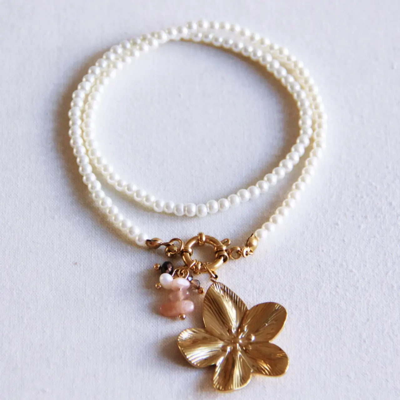 Pärlhalsband med blomma
