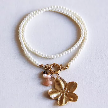 Pärlhalsband med blomma