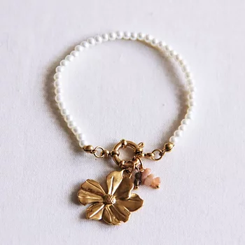 Pärlarmband med blomma