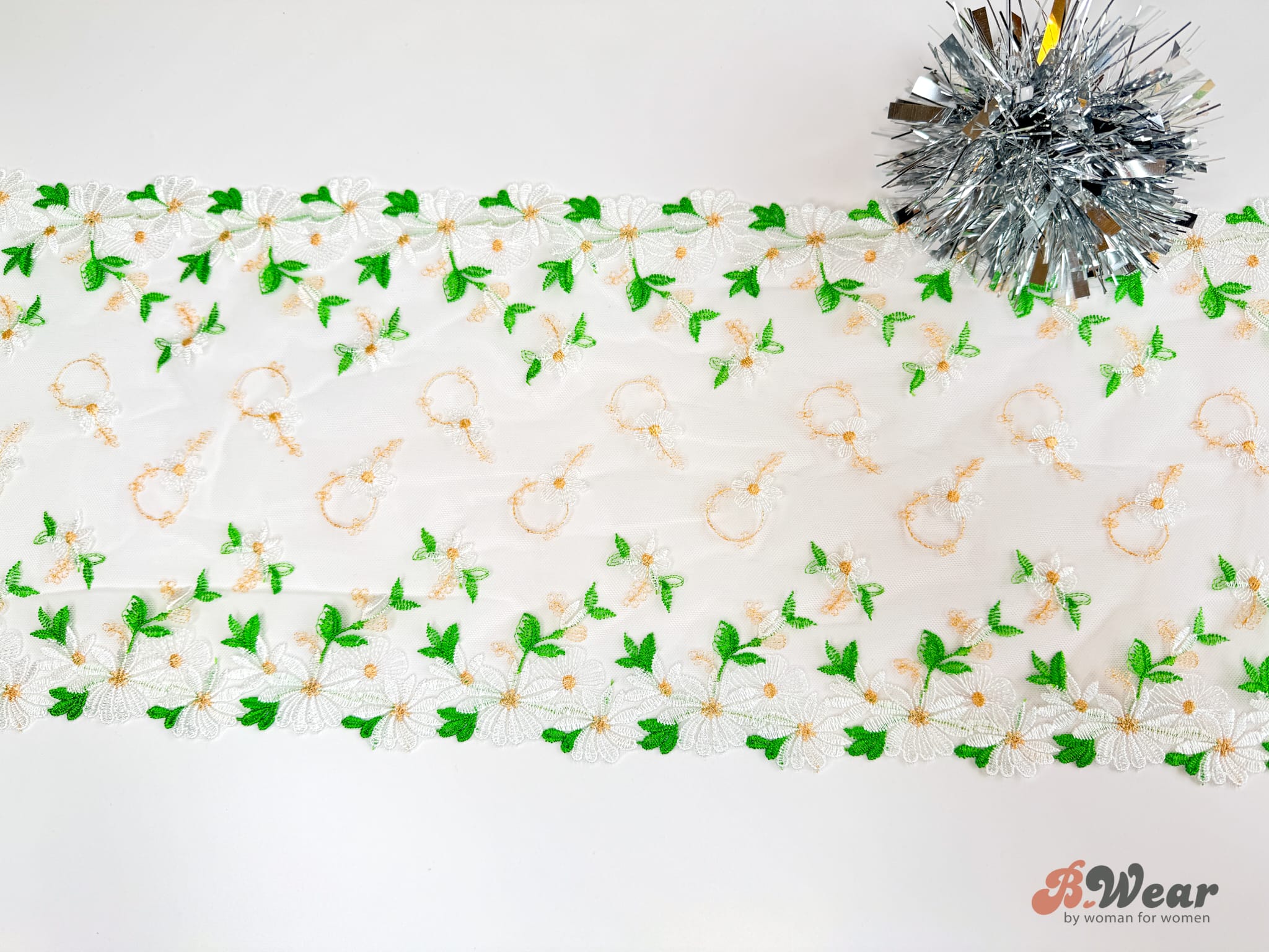 Non-stretch lace in white with daisies in white and green - 25 cm - 2