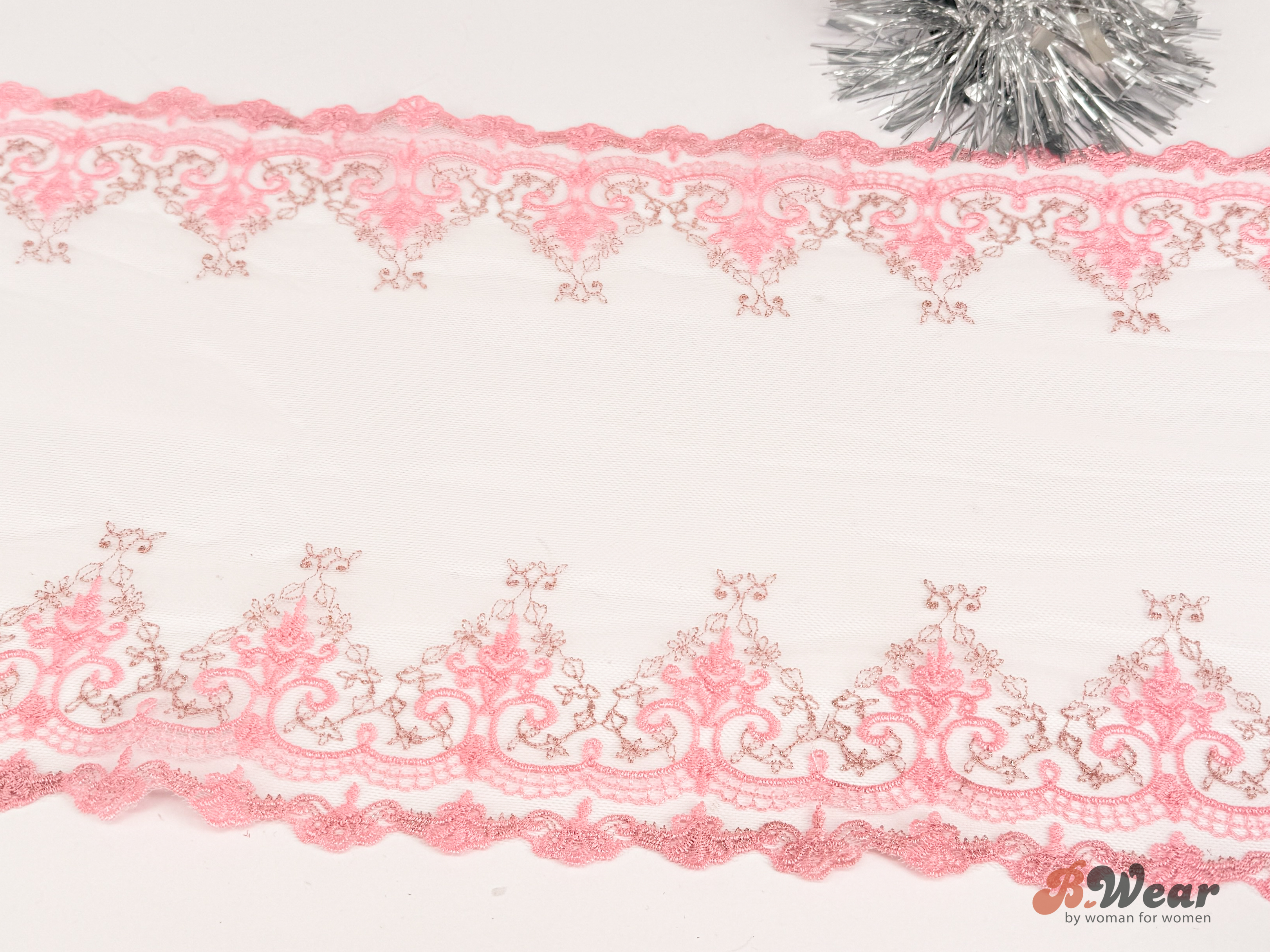 Tyll spets i vitt med rosa & rosegold dekorationer - 24 cm
