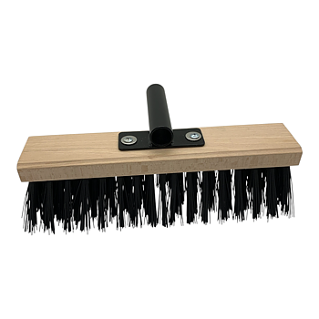 Piassava inspirerad grov borste i pvc fiber med vågrätt skaftfäste i pulverlackerat stål.