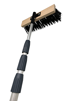 Piassava borste i pvc fiber med vågrätt skaftfäste i pulverlackerat stål och teleskopskaft.
