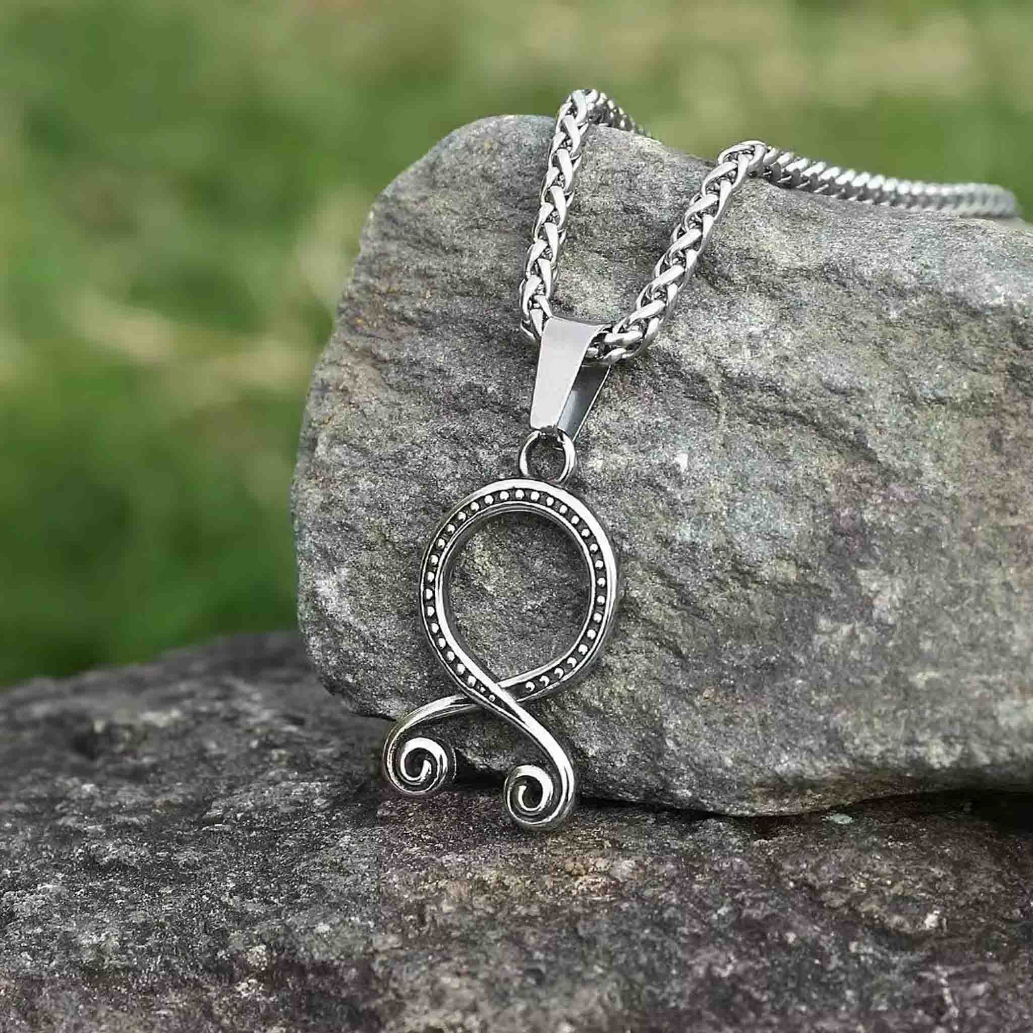 Vikingasmycke med trollkors – symbol för skydd och styrka
