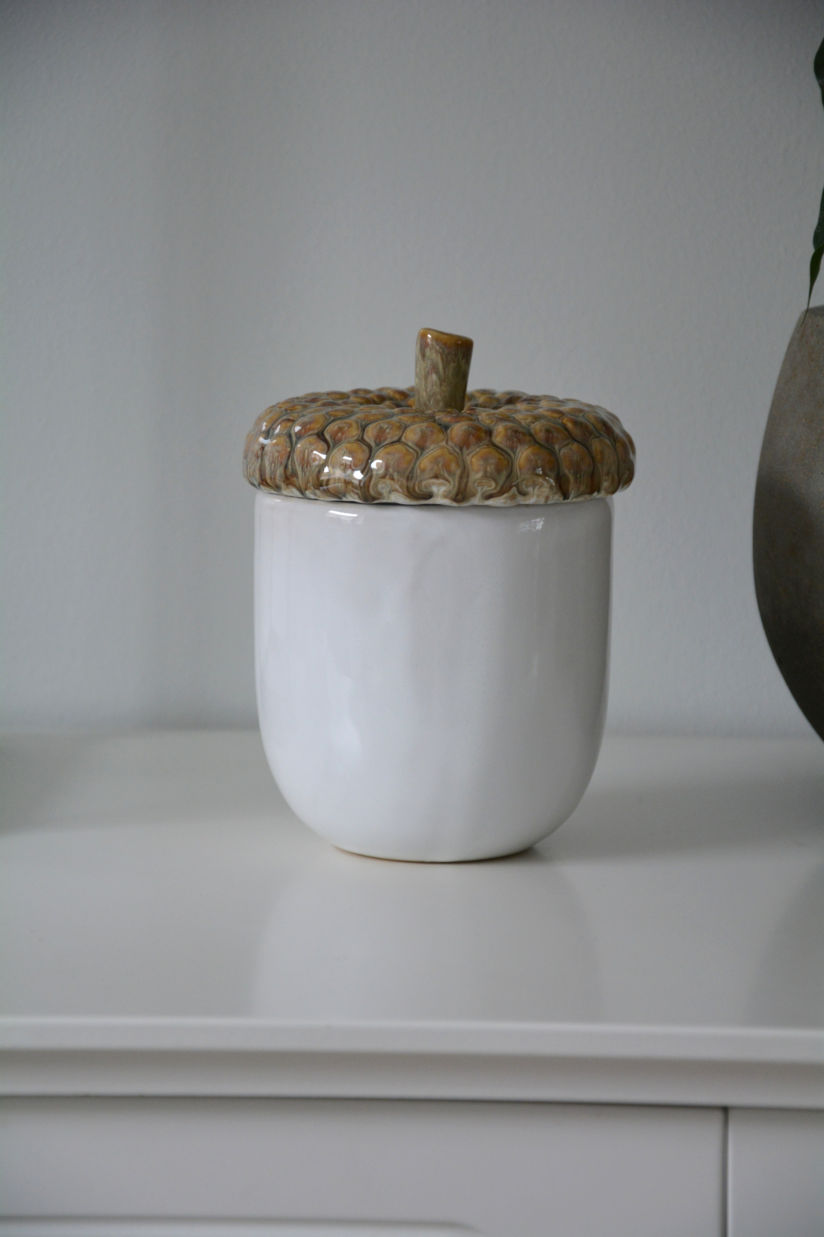 Burk med lock ekollon / kotte 16 cm beige / vit