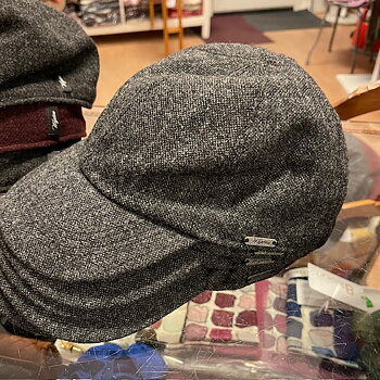 BBkeps från  Wigéns, märkesmaterial från Moon, säljs på Hospitalsgatan 16, 