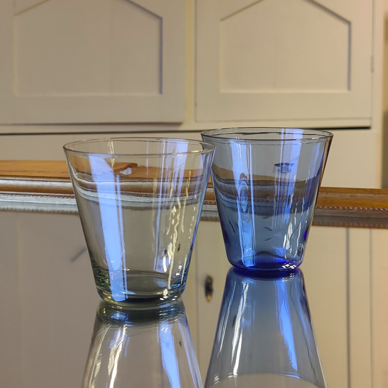 Tumbler i färgat glas