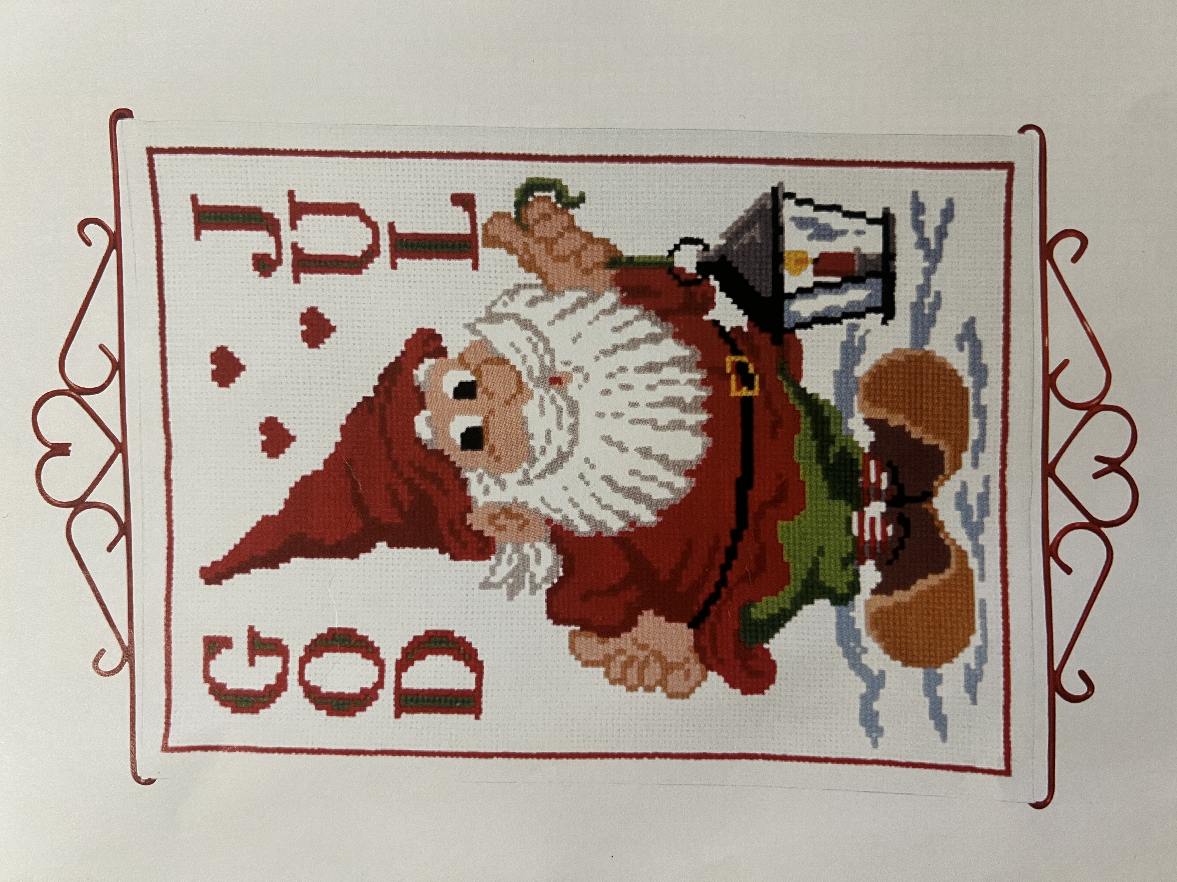 Julvepa. Glad tomte med lykta.
