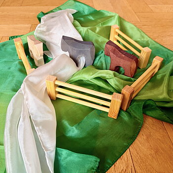 Lek paket med 5 staket och 2 hästar