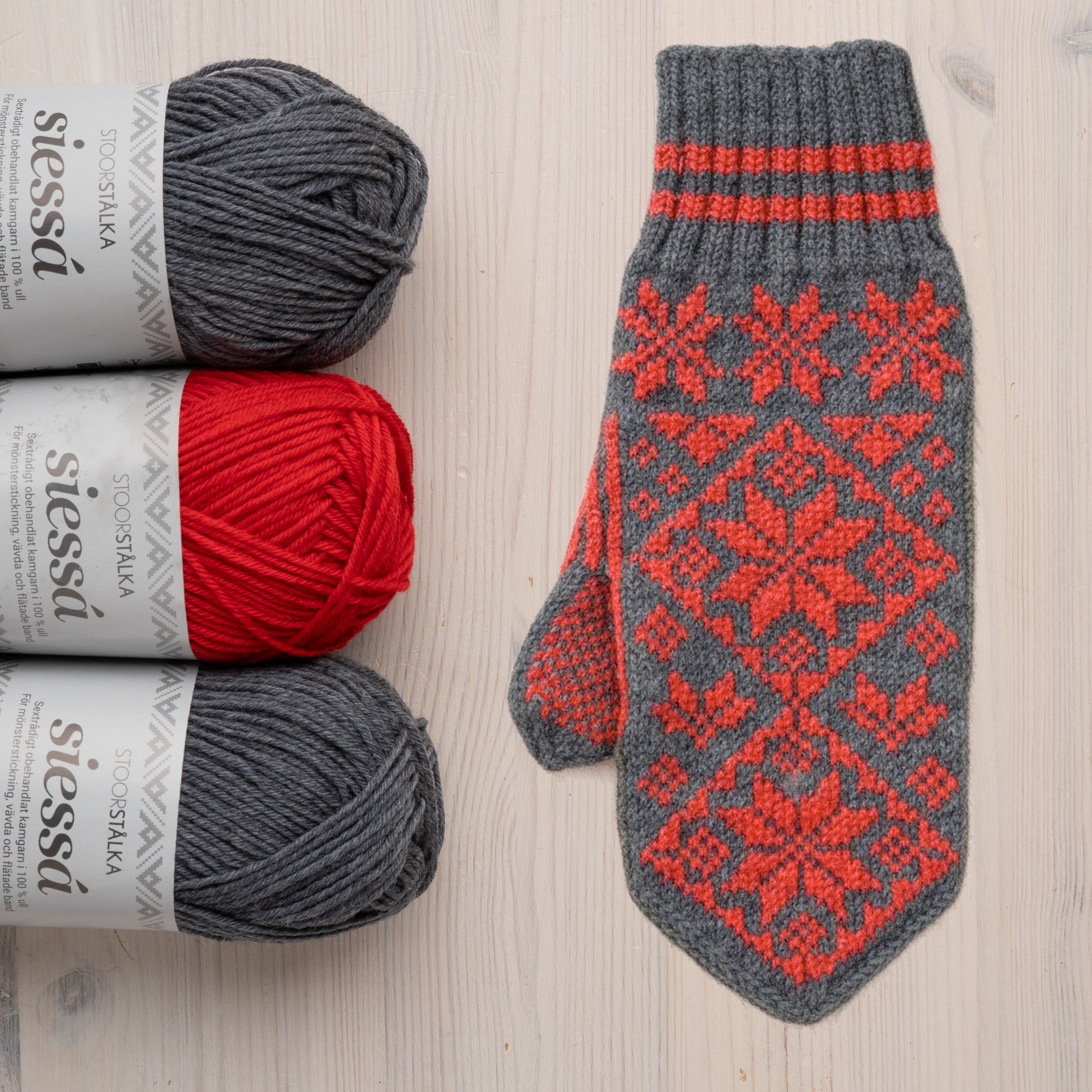 Strickset Fäustlinge Stjärnvanten från Norrfjärden mittelgrau–tiefrot